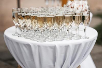Šampano staliukas ir aptarnavimas po ceremonijos stilingai 